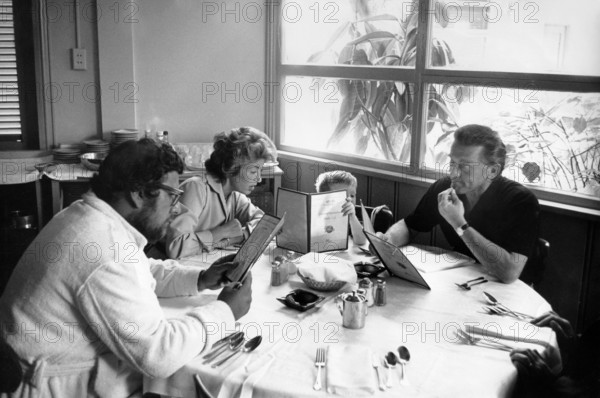 Sir Peter USTINOV with the family of Kirk DOUGLAS