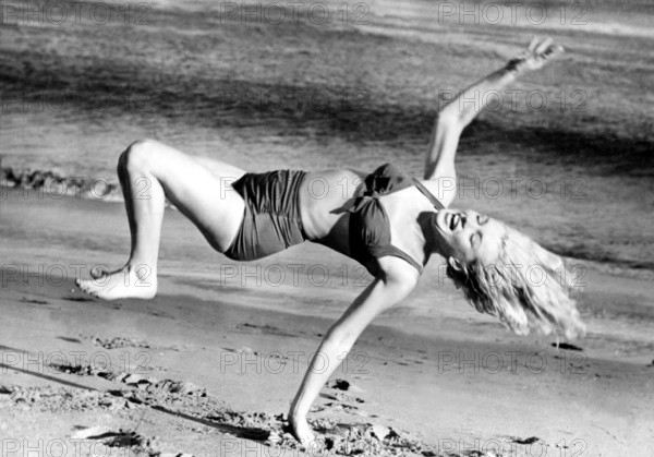Marilyn MONROE on the beach