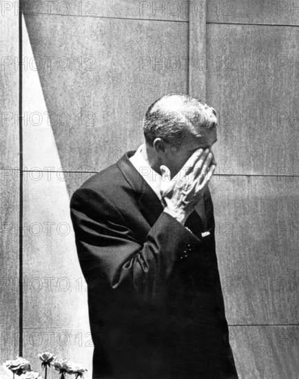 Joe DiMAGGIO cries over the death of Marilyn MONROE