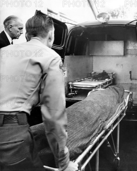 Marilyn MONROE, shrouded body in hearse, 1962