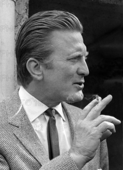 Kirk DOUGLAS, portrait with cigarette, 1958