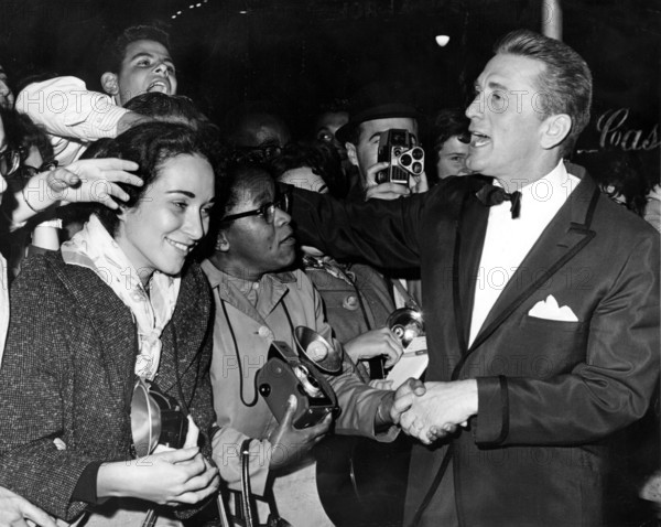 Kirk DOUGLAS with fans