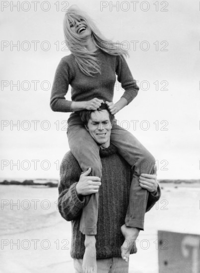Laurent TERZIEFF carries Brigitte BARDOT on his shoulders, 1966