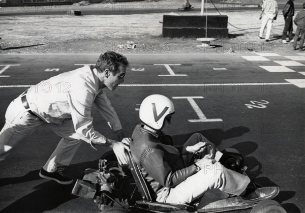 Paul NEWMAN and Dennis HOPPER on a go-kart track