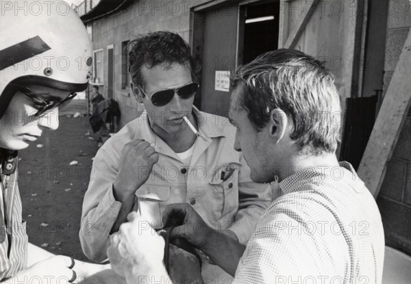 Paul NEWMAN and Dennis HOPPER on a go-kart track