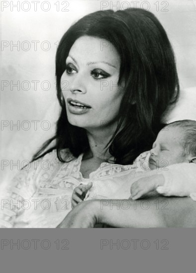 Sophia LOREN and son Eduardo, Geneva 1973