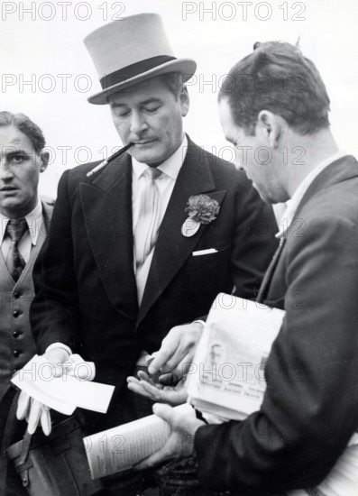 Errol FLYNN at a derby in Epsom, 1954
