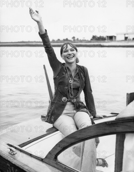 Anna KARINA waving on a boat, Venice 1970