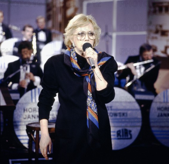 Hildegard KNEF performing, around the 1980s