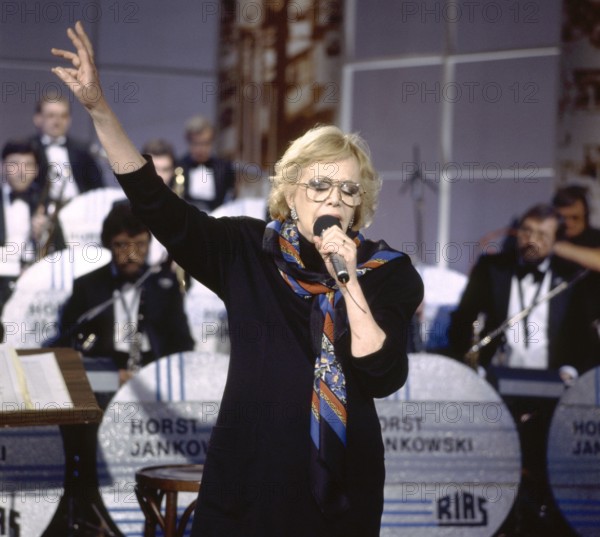 Hildegard KNEF performing, around the 1980s
