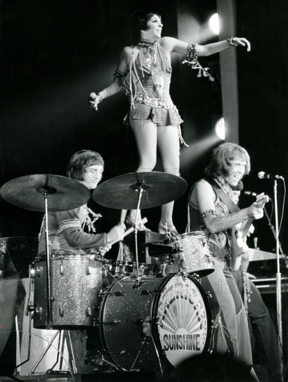 Liza MINNELLI performing at 'L'Olympia' in 1971