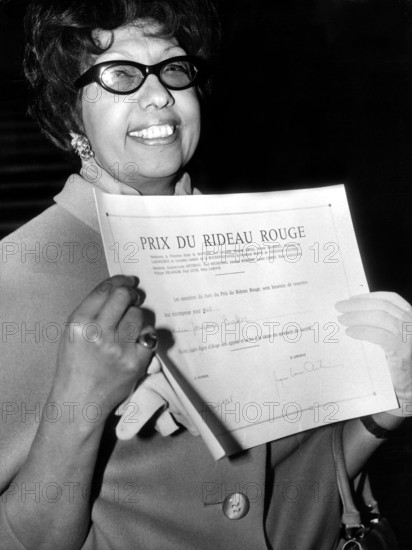 Josephine BAKER receives 'Prix du rideau rouge'