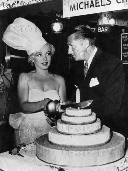 Marilyn MONROE schneidet Torte an