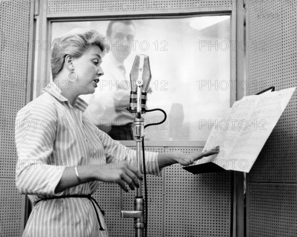 Doris DAY recording in a recording studio