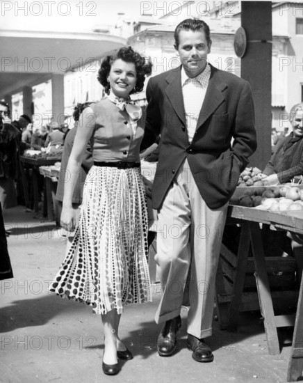 Glenn FORD and Geraldine BROOKS on a walk