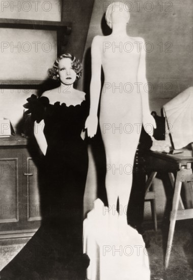 Marlene DIETRICH with sculpture