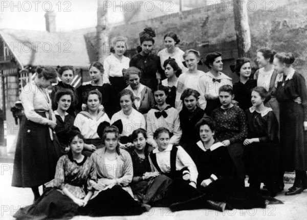 Class photo with Marlene DIETRICH, 1918