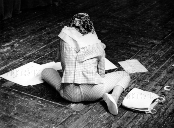 Marlene DIETRICH sitting on the floor, 1960