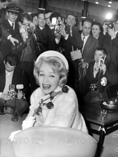 Marlene DIETRICH in Paris