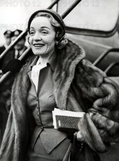 Marlene DIETRICH in a fur coat