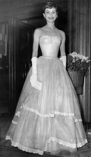 Audrey HEPBURN at a premiere in London, 1955