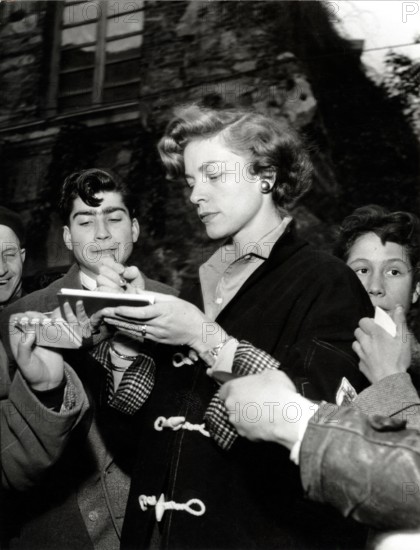 Lauren BACALL signs autographs, Genoa 1954