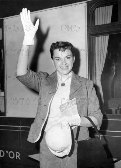 Judy GARLAND at London Airport, 1954