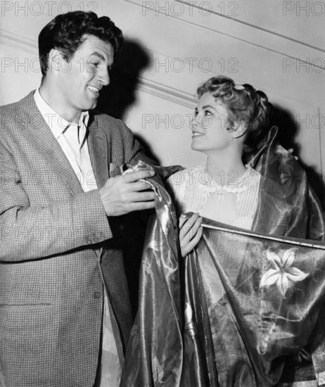 Bill TRAVERS and Grace KELLY with sari, 1956