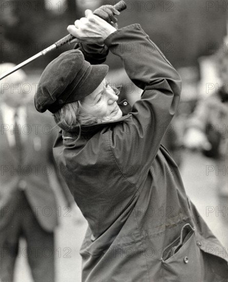 Rita HAYWORTH playing golf