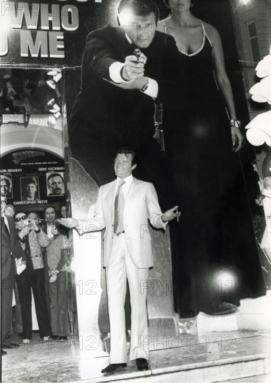 Roger MOORE in front of a 'James Bond' cinema poster, Cannes 1977
