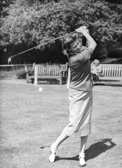 Rita HAYWORTH playing golf