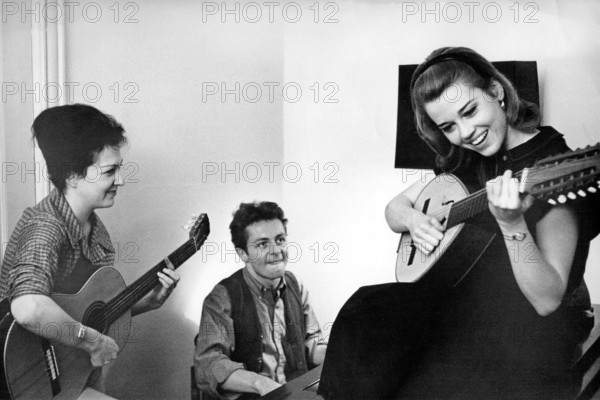 Susan STERN, Tim EVERETT and Jane FONDA