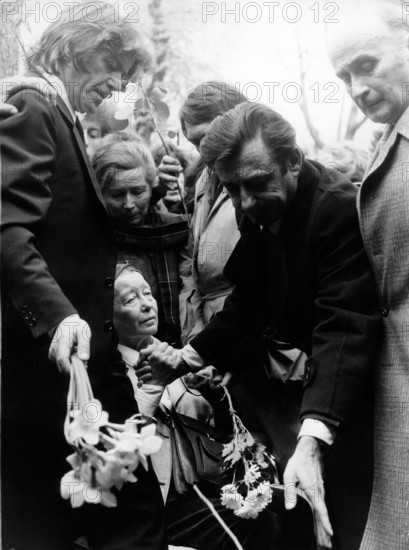 Simone de BEAUVOIR at the grave of Jean-Paul SARTRE, 1980