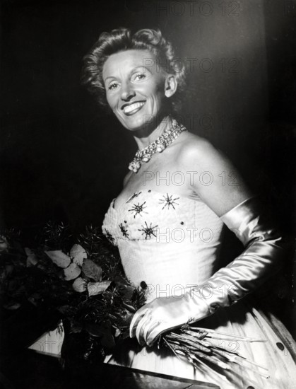 Lale ANDERSEN in evening dress with bouquet of flowers