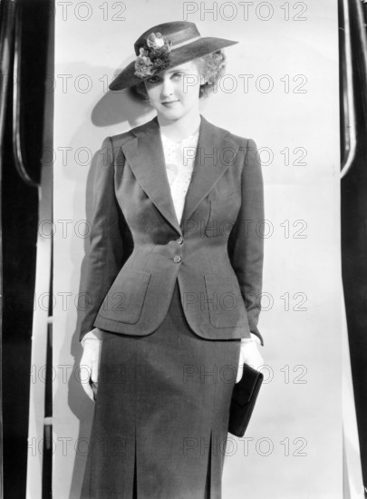 Bette DAVIS in a costume with handbag and hat, 1936