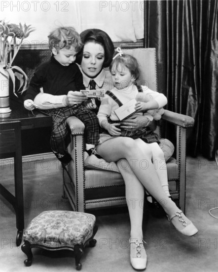 Joan COLLINS with her children, 1969