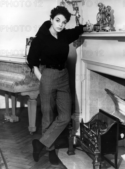 Joan COLLINS, 1952