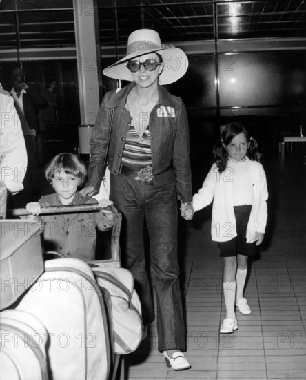 Joan COLLINS with her children at Los Angeles Airport, 1971