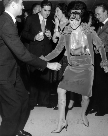 Joan COLLINS dancing the twist