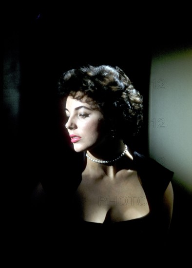 Joan COLLINS, portrait