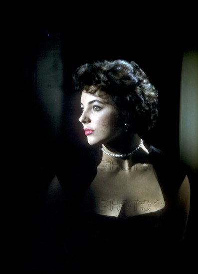 Joan COLLINS, portrait