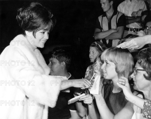 Natalie WOOD gives fans autographs