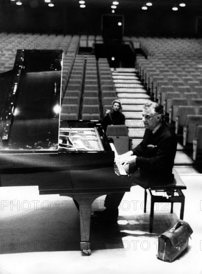 Leonard BERNSTEIN plays the piano, 1971