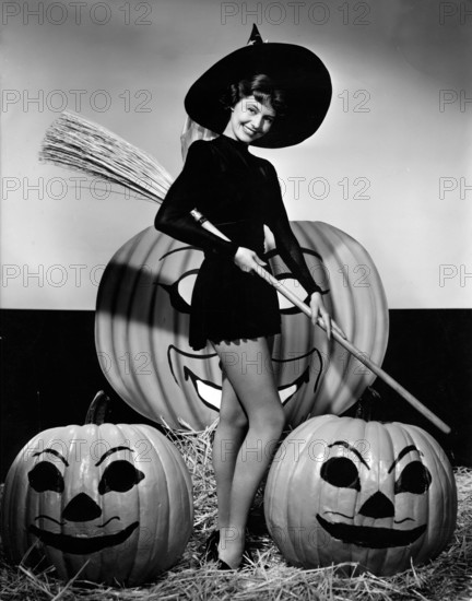 Cyd CHARISSE in Halloween costume, 1949