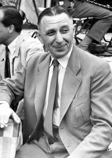 Theo LINGEN sitting in a street cafe