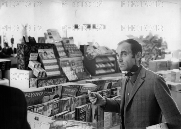 Charles AZNAVOUR buys newspapers, ca. 1960