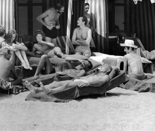 Audrey HEPBURN, Yul BRYNNER and Mel FERRER on the beach, Venice