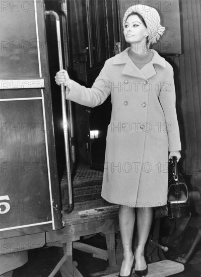 Sophia LOREN gets off a train
