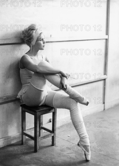 Brigitte BARDOT in ballet clothing