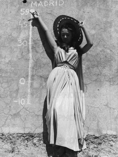 Christine KAUFMANN as a thermometer